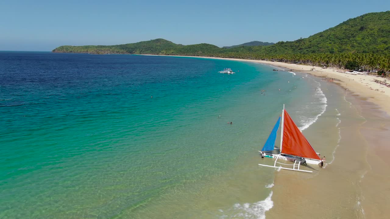 velero en la hermosa playa