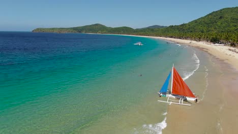 velero en la hermosa playa