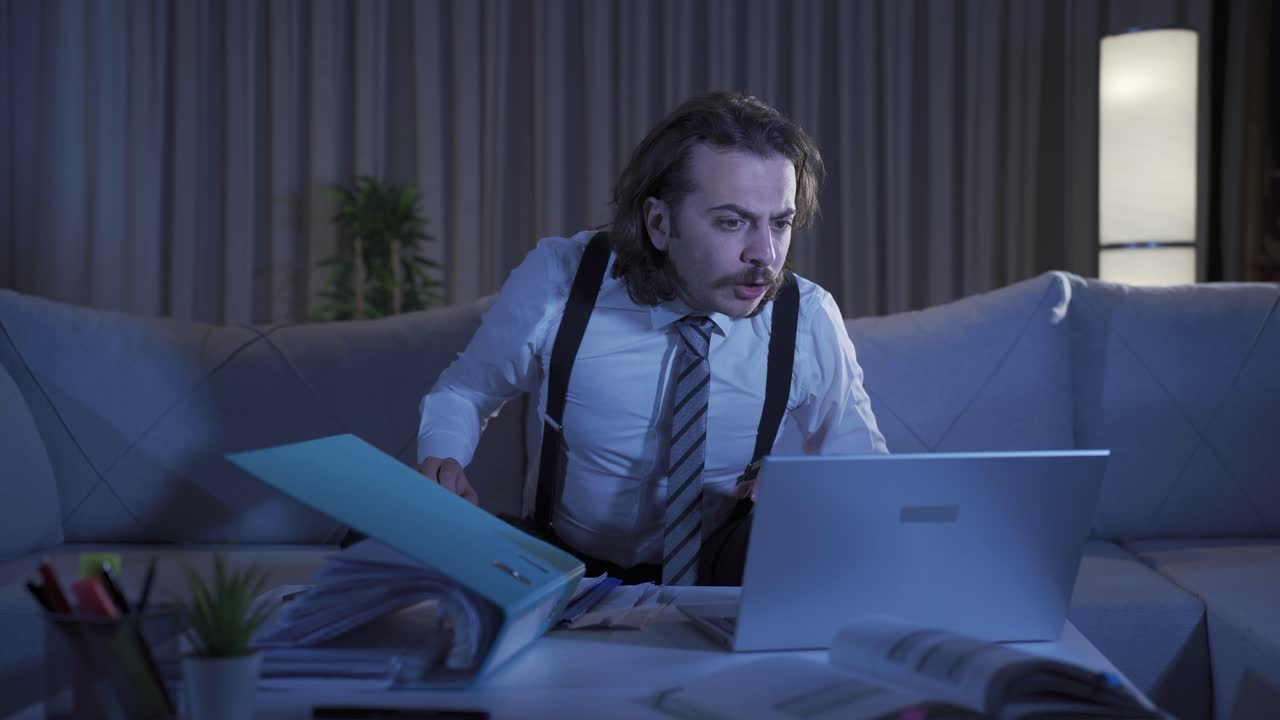 성공한 젊은이가 기 ⁇ 하고 행복해집니다. 승리, 승리, 수용.