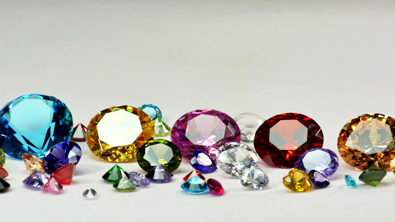 diamanti colorati sul fumo di ghiaccio