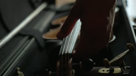 primer plano de un estuche de violín con violín con alto contraste y aspecto dramático en cámara lenta 4k