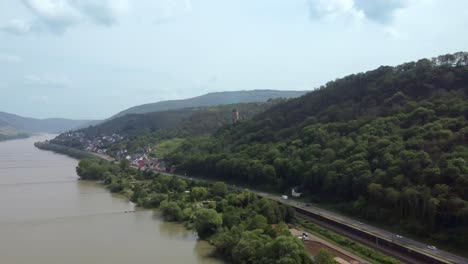 ferrocarril y tráfico en la carretera de la orilla del río a lo largo del rin y las laderas de los pueblos alemanes, gailsbach