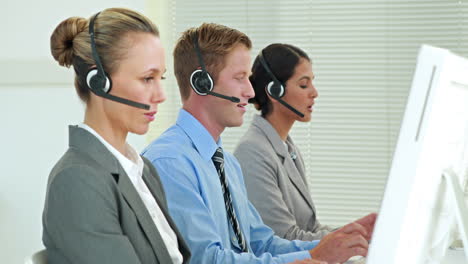 Business-Team-Arbeitet-Im-Callcenter-