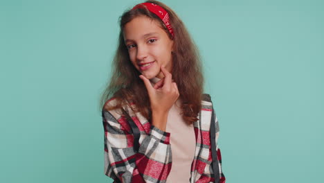 sonriente juguetona adolescente feliz niña parpadeando los ojos parpadear y coquetear expresando optimismo