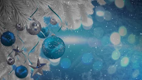 Animation-Von-Schnee,-Der-über-Silberne-Und-Blaue-Weihnachtskugeln-Fällt