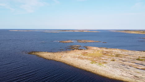 vista aérea de la costa de la bahía de hudson en eeyou istchee baie-james quebec, canadá