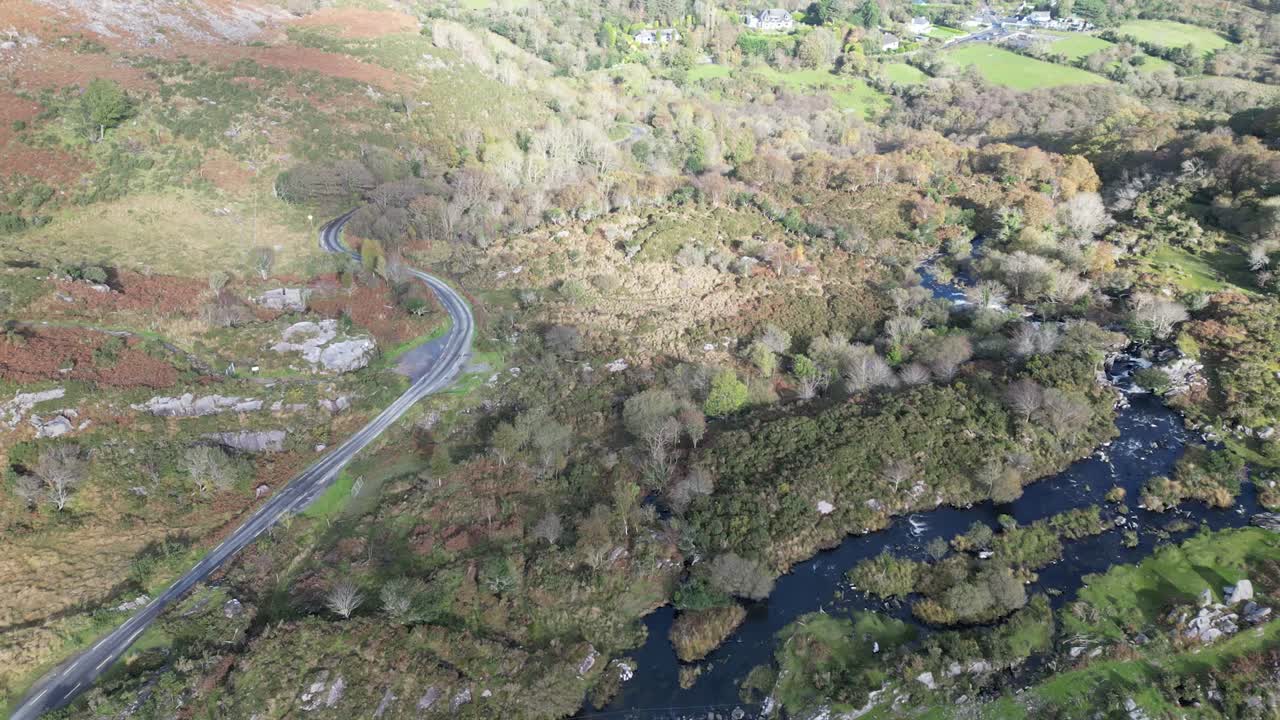 vista aérea de una carretera sinuosa en la brecha de dunloe, irlanda