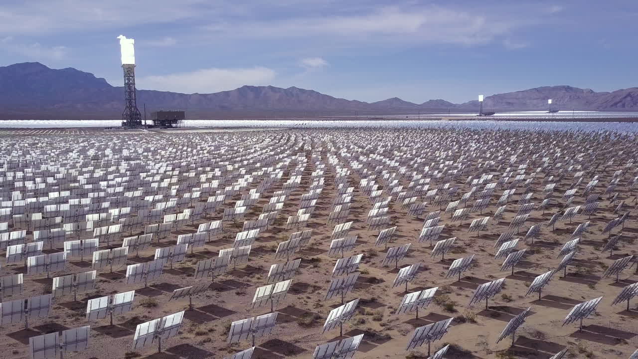 drone tiro apretado sobre el campo solar masivo