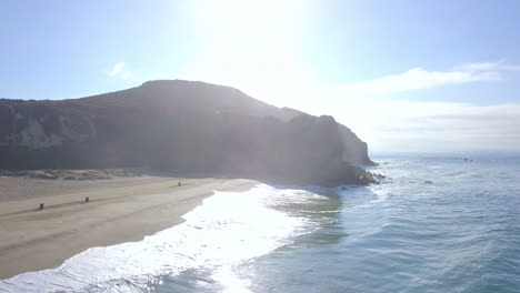 Dolly-Tiro-Hacia-Atrás-Que-Revela-La-Playa-Con-Grandes-Olas-Rompiendo