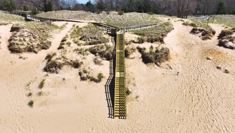 Recién-Salido-De-Una-Instalación,-Una-Vista-De-Las-Hermosas-Escaleras-Nuevas-En-El-Parque-Kruse