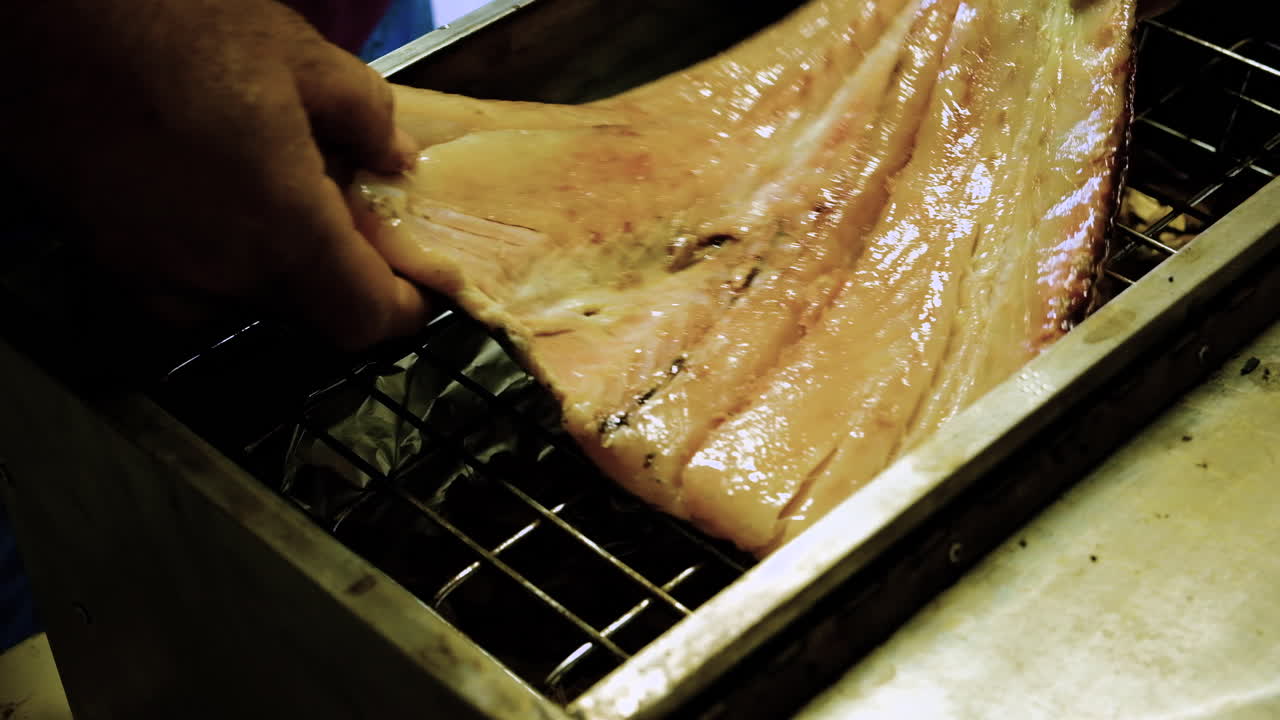 스테인리스 스 ⁇  흡연기 에서 그리드 에 놓인  ⁇ 어지고 나비 가 된 스누크