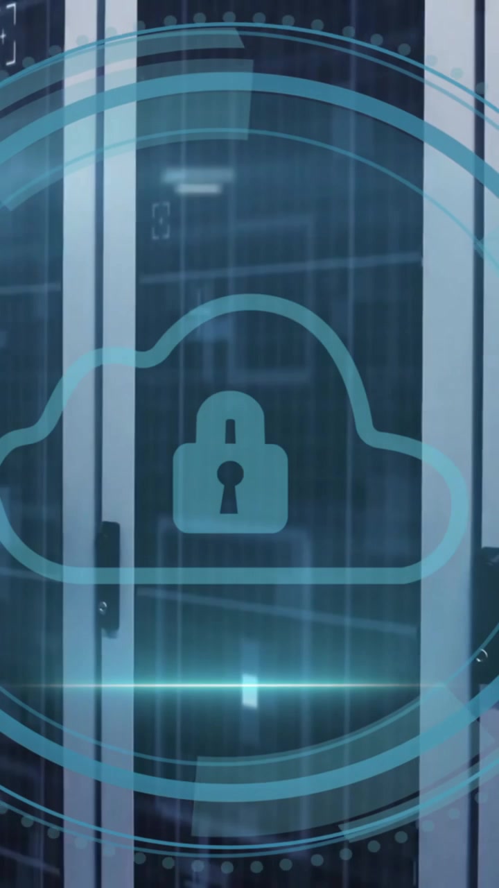 Animazione di testo 'sicurezza informatica' e scanner con nuvola e icona a lucchetto su una sala server