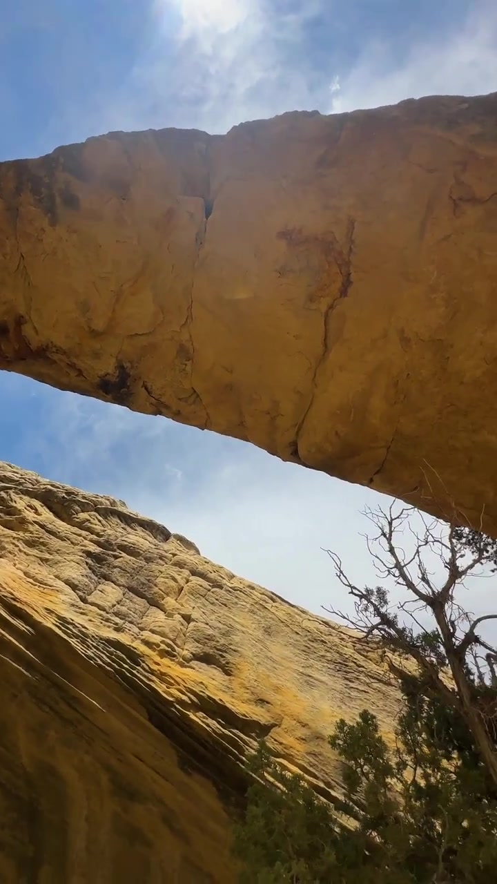 Splendido arco naturale nel paesaggio desertico dello Utah, USA. Vista verticale dell'Arco Moonshine.