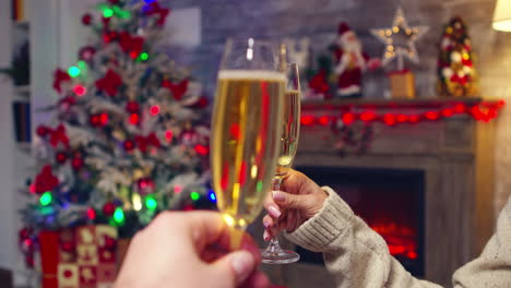 Close-up-of-romantic-couple-clinking-champagne