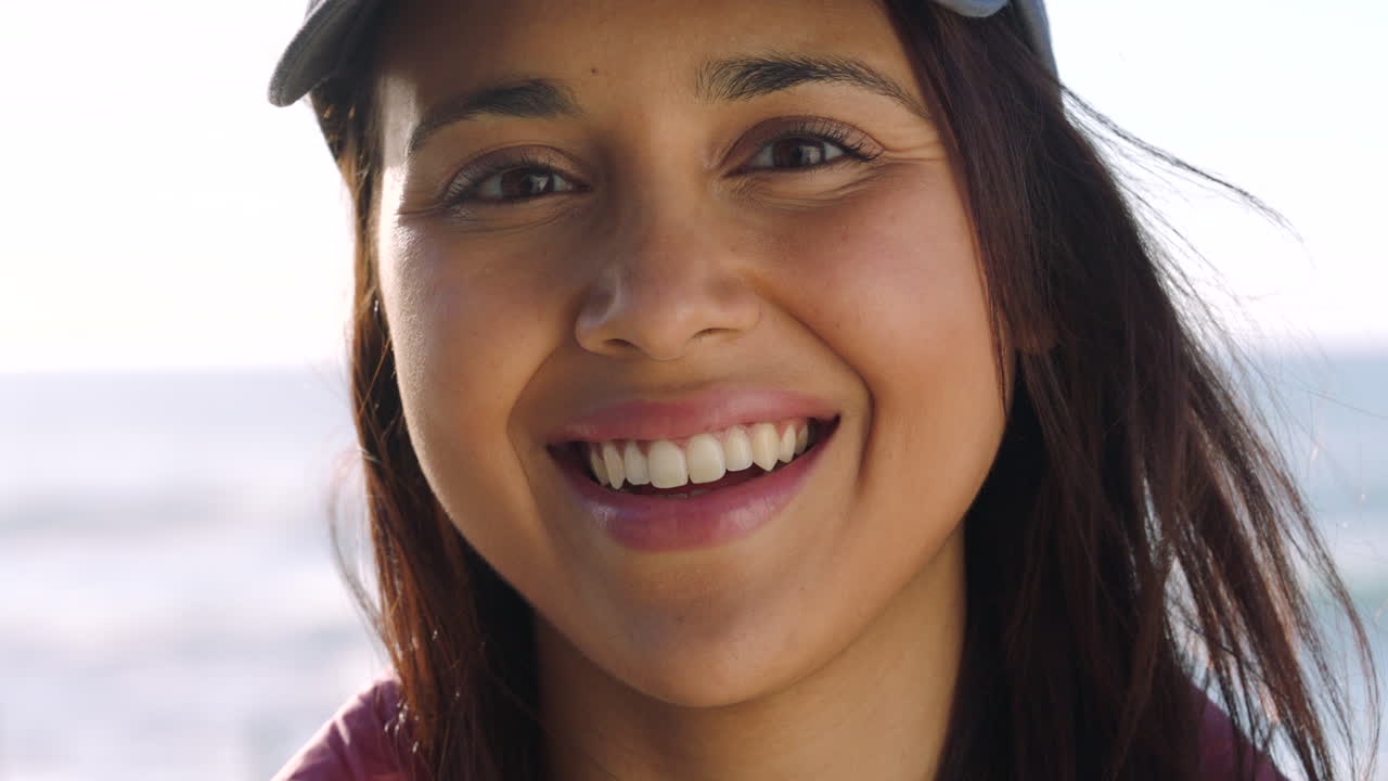 retrato de una mujer joven disfrutando de una playa