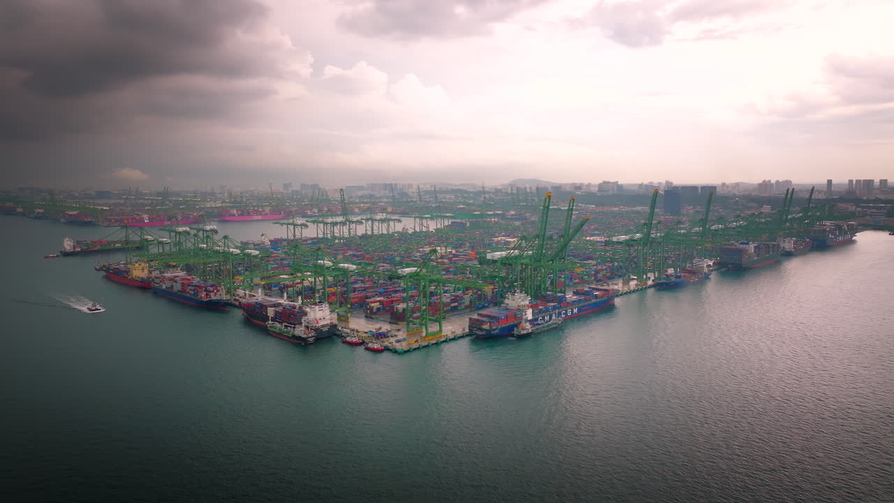 взгляд с воздуха на загруженный контейнерный порт