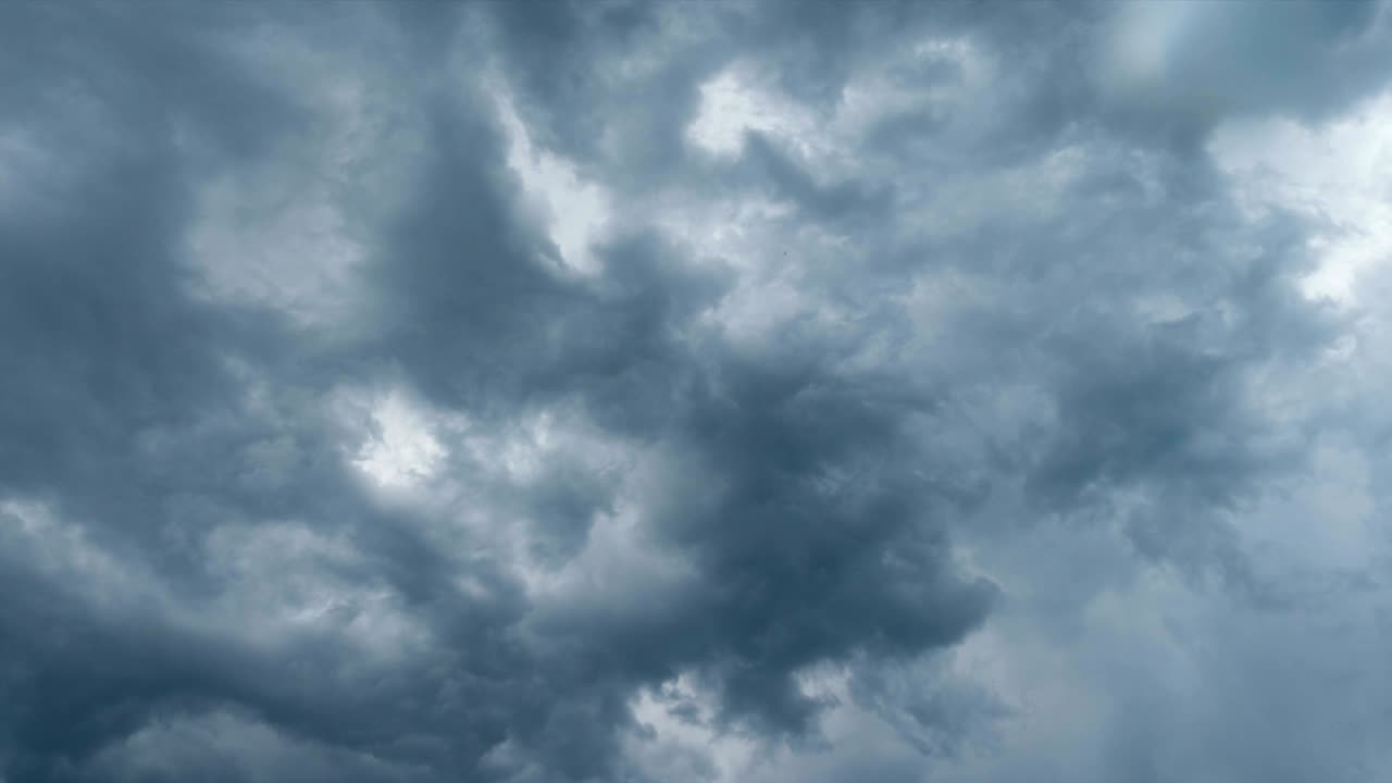 회색 구름과 무거운 폭풍우 하늘 타임 스