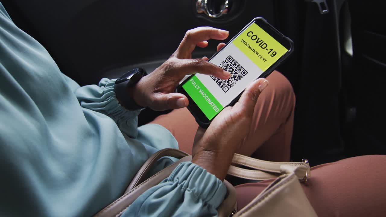 mujer de negocios afroamericana preparando la certificación de covid-19 en un teléfono inteligente