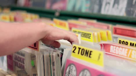 mirando a mano los discos de vinilo en el mercado de cardiff