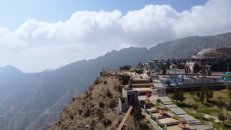 Luftdrohnenaufnahme-Eines-Aussichtspunkts-Auf-Dem-Al-Bahah-Park-Im-Sonnigen-Saudi-Arabien