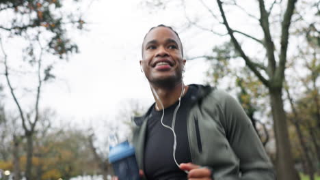 le sourire, la course et la musique avec l'homme noir dans le parc