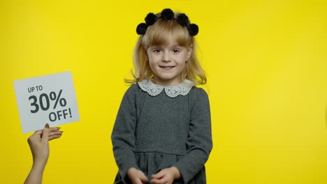 inscripción de publicidad con descuento de hasta el 30 por ciento aparece junto a niño sonriente alumna niña