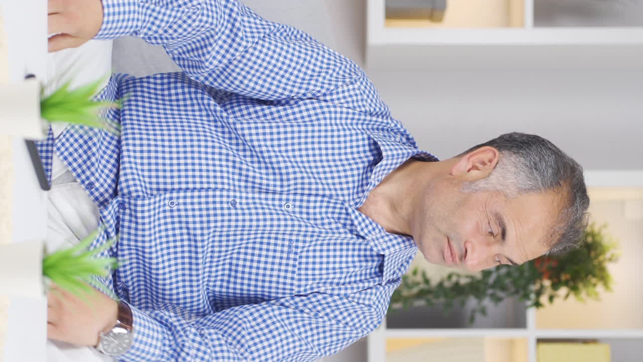 video vertical del hombre que es ofendido por su lenguaje.