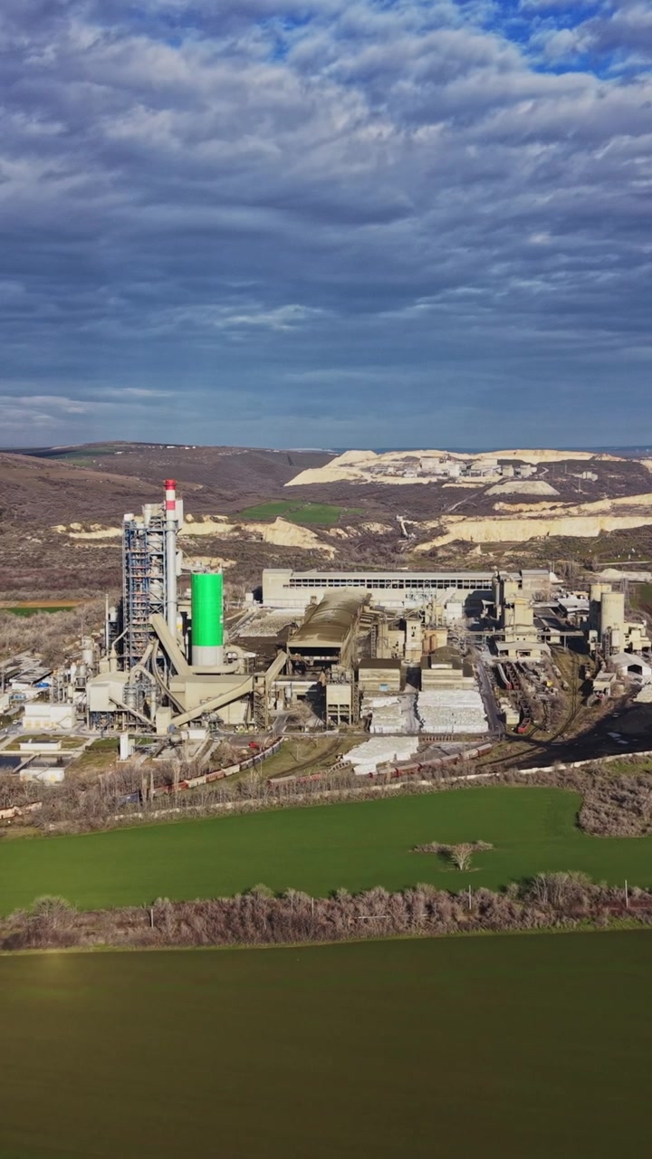 Vista aérea de una instalación industrial rodeada de campos y colinas