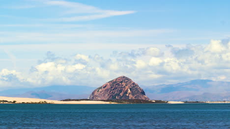 바다와 모래 언덕을 바라보는 바다 타임 스 모로 베이 록 (moro bay rock) 산 루이스 오비스포 (san luis obispo) 와 로스 오소스 (los osos) 근처