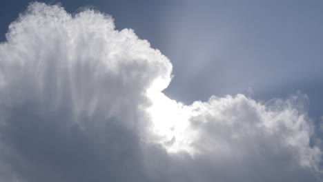 雲の間から太陽光線が輝く劇的な空