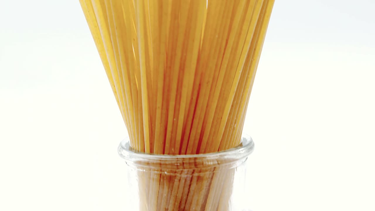 컨테이너에 배열 된 생 스파게티