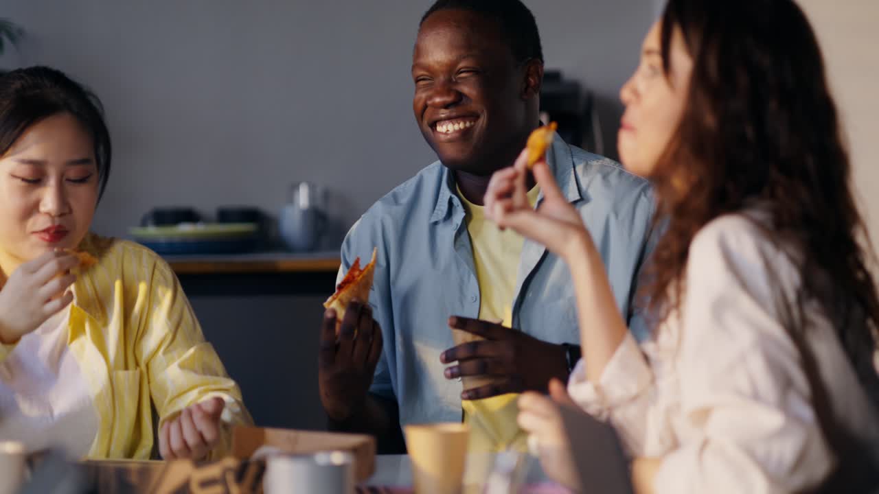 친구 들 이 함께 피자를 즐기고 있다