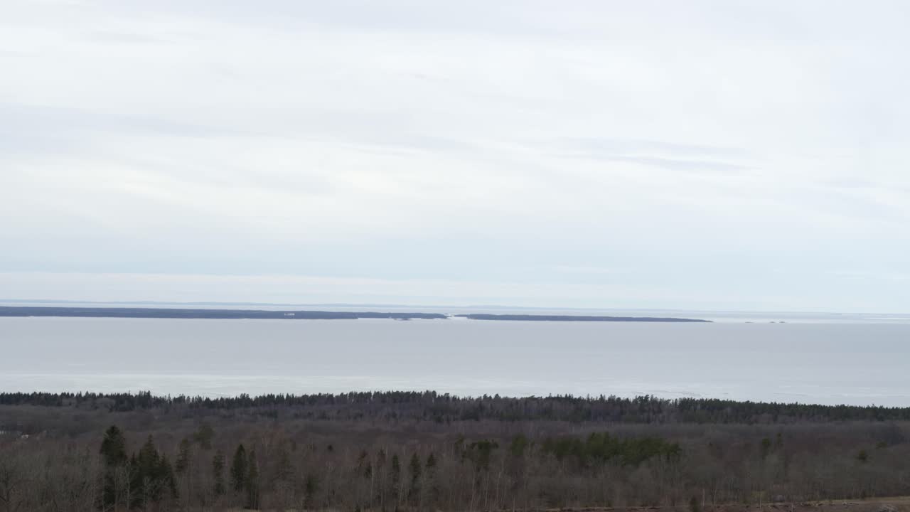 vista aérea drone vuelo sobre el lago en kinnekulle suecia vista al lago vänern