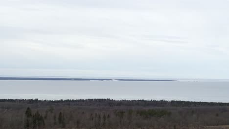 Luftaufnahme-Drohnenflug-über-Den-See-In-Kinnekulle-Schweden-Blick-Auf-Den-Vänernsee