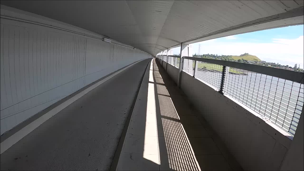 video de paso en el tiempo de caminar por la pasarela del puente mangere en auckland, nueva zelanda