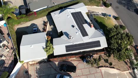 los paneles solares en los techos de las casas proporcionan energía alternativa eficiente: inclinación ascendente hacia abajo en órbita aérea