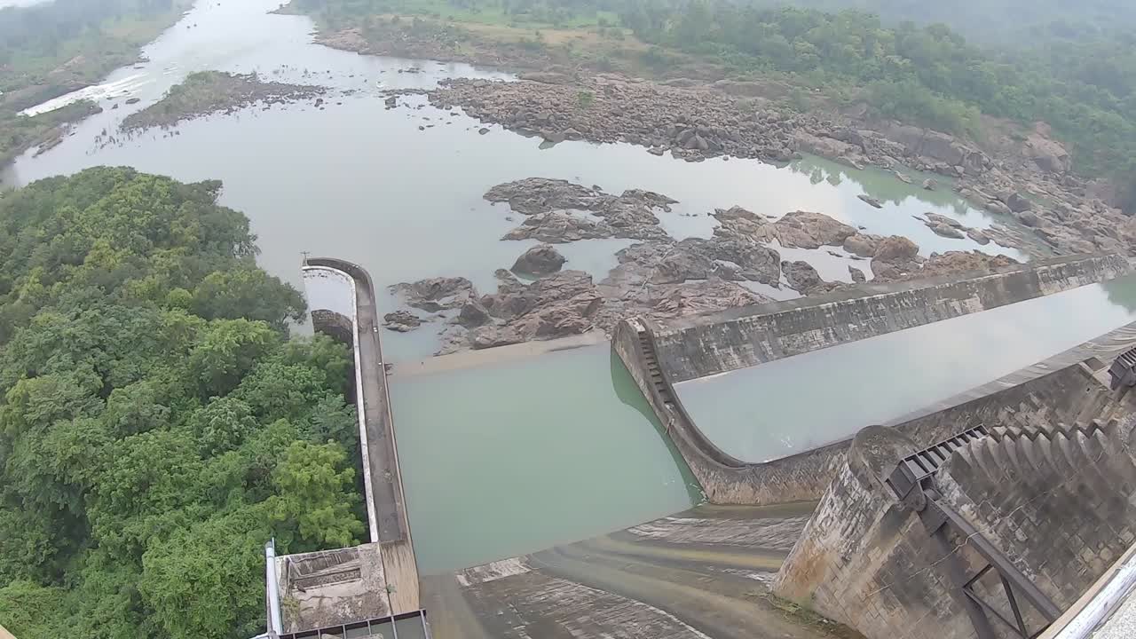 una vista de la represa de massanjore también conocida como represa de canadá en dumka en jharkhand, india
