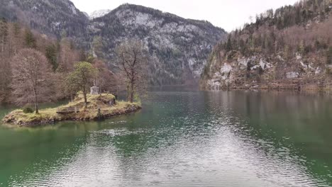 hermosa vista del lago konigssee cerca de la ciudad de berchtesgaden en los alpes de baviera, alemania