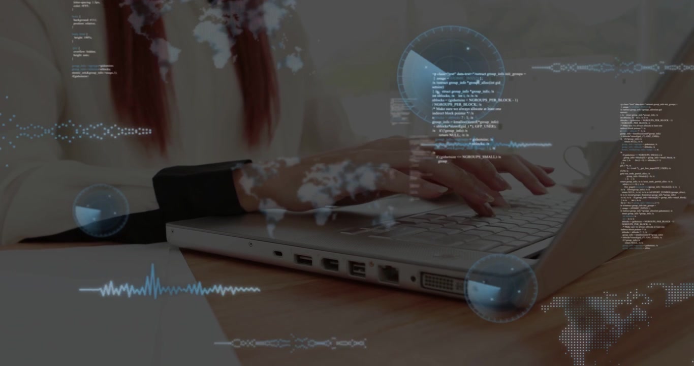 Sovrapposizioni HUD attivate dalla digitazione, donna che digita su un laptop mentre visualizza dati globali in tempo reale