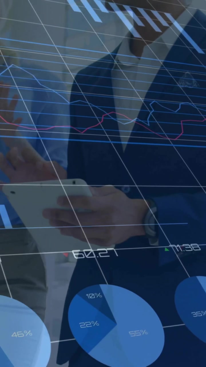 Animazione dell'elaborazione dei dati finanziari su diversi uomini d'affari in ufficio