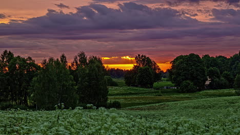 Wolken-Ziehen-Bei-Sonnenuntergang-In-Der-Sommersaison-über-Hügel-Und-Felder,-Zeitraffer