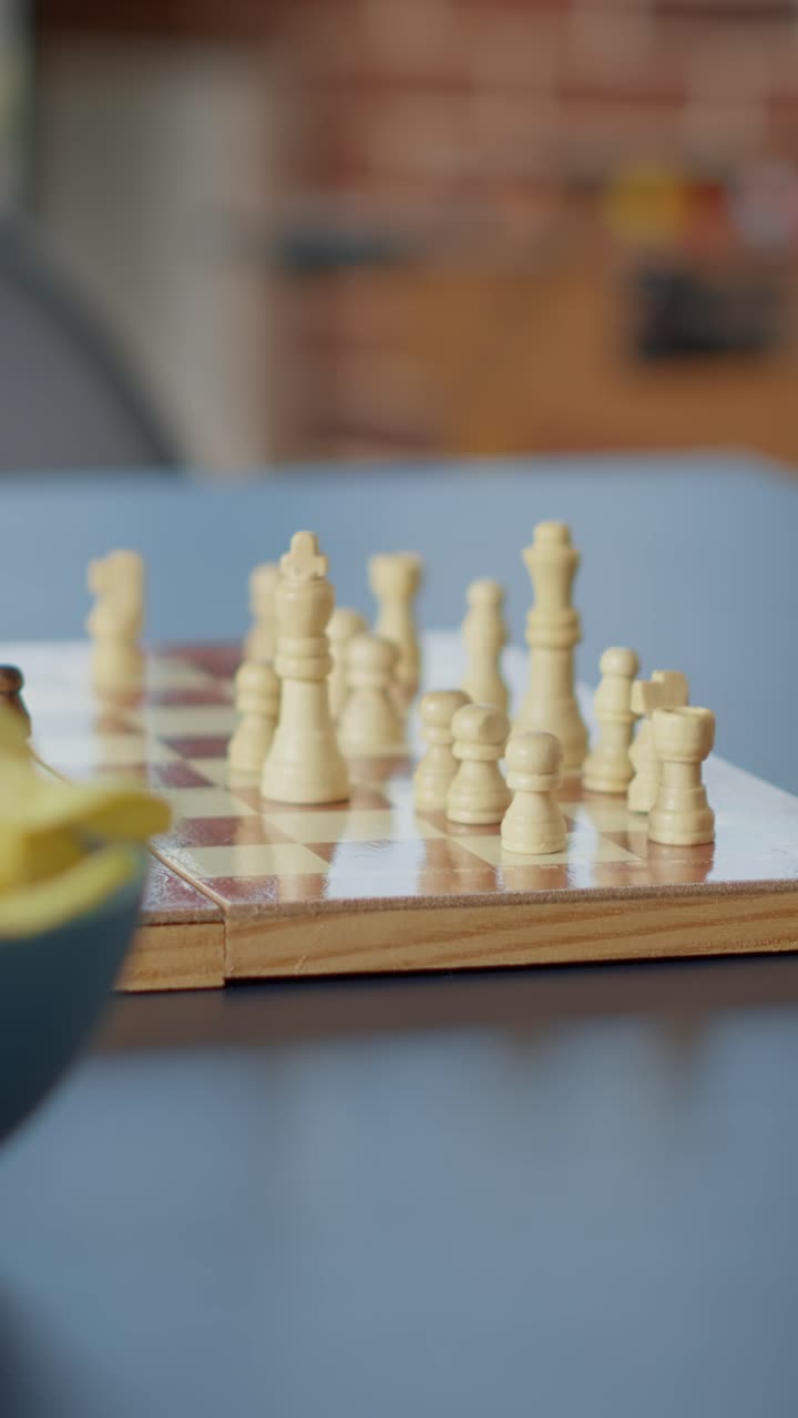 Primer plano de una partida de ajedrez en una mesa