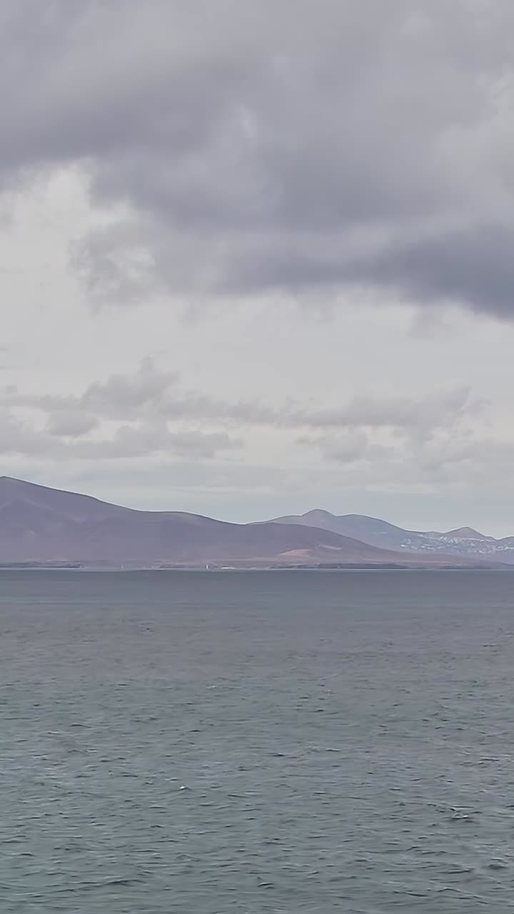 Barche a vela galleggiano sull'acqua al largo delle coste delle Isole Canarie, Spagna.