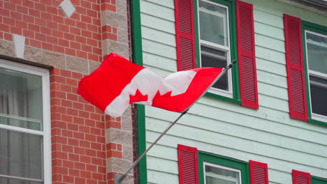 bandiera canadese che sventola nel vento all'esterno di un edificio