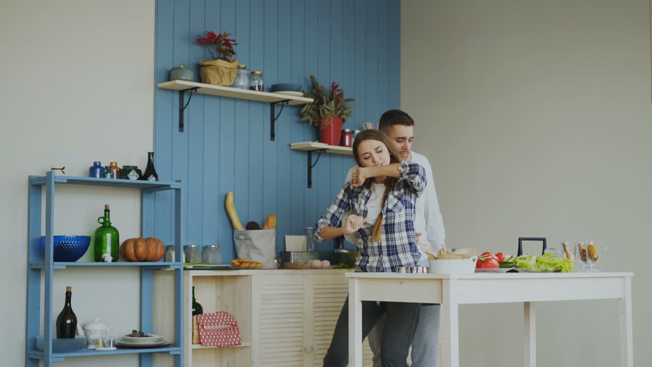 pareja bailando en la cocina