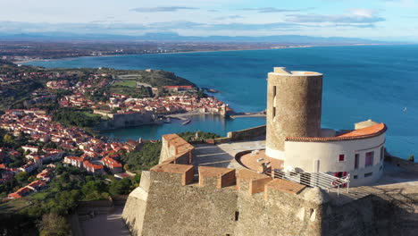 Luftaufnahme-Von-Collioure-Fort-Saint-Elme,-Wunderschönes-Dorf,-Katalanisch,-Historisch