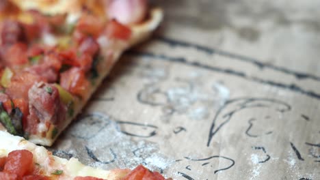 deliciosa rebanada de pizza turca con tomates y carne