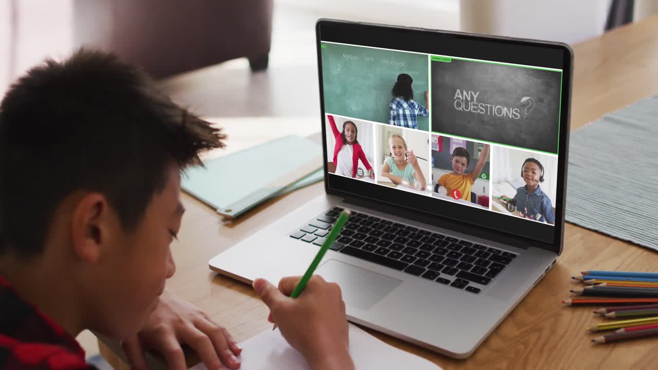 escolar que usa una computadora portátil para una lección en línea en casa, con un maestro y una clase diversos en la pantalla