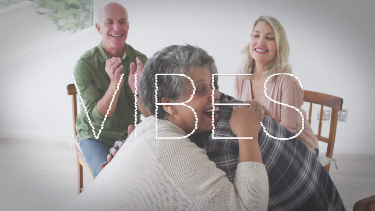 африканско-американская старшая пара обнимает друг друга дома