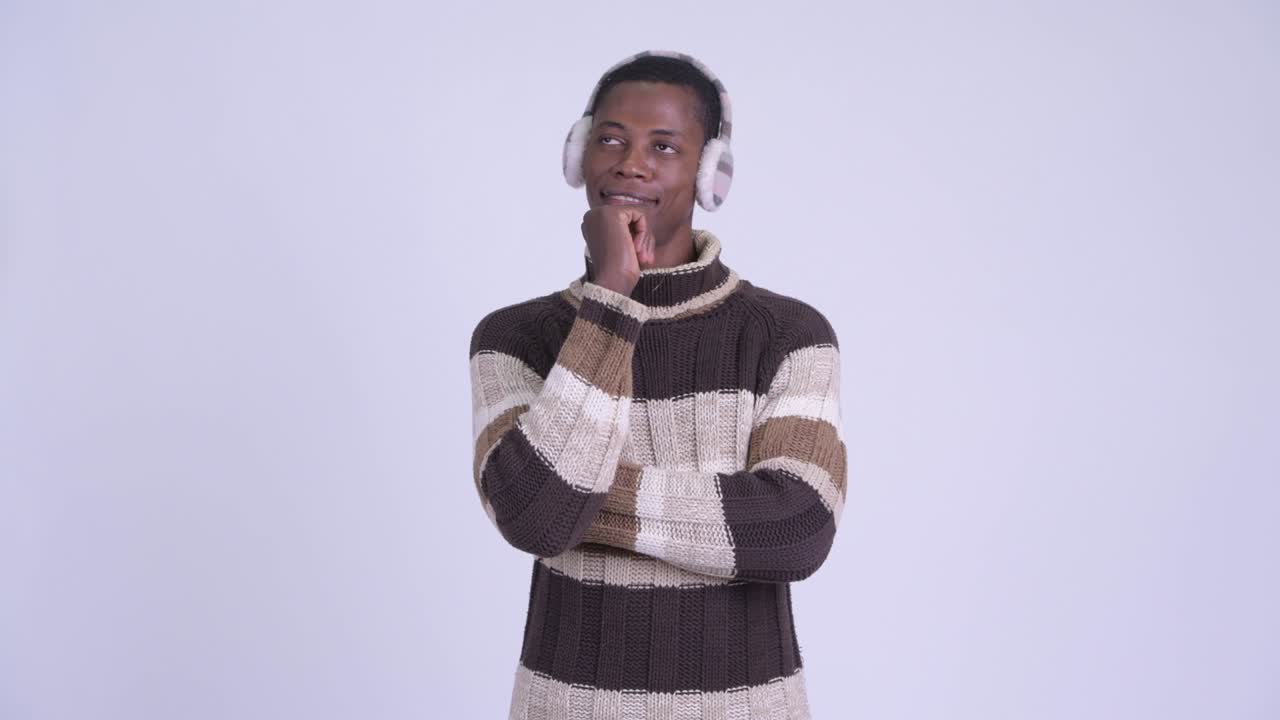 Giovane e bel uomo africano pronto per l'inverno